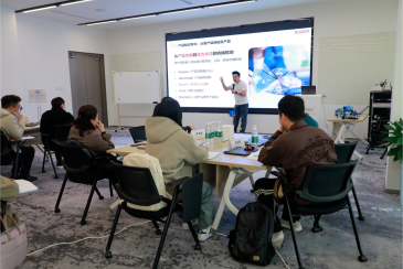 Comment Yitailock prépare-t-il son équipe à des ventes plus intelligentes et à une présence plus forte sur le marché ?